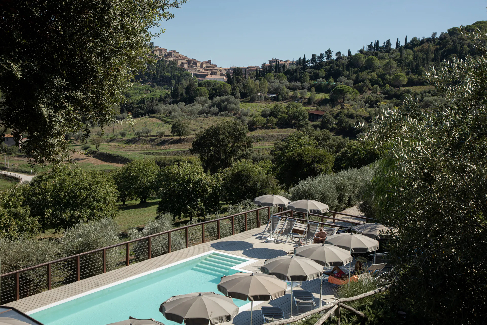The glamping panoramic pool and the village of Campiglia Marittima
