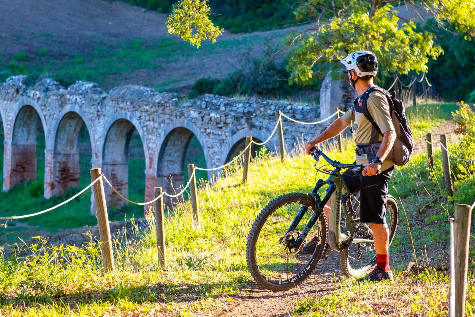 Radfahrer entlang des Aquädukts