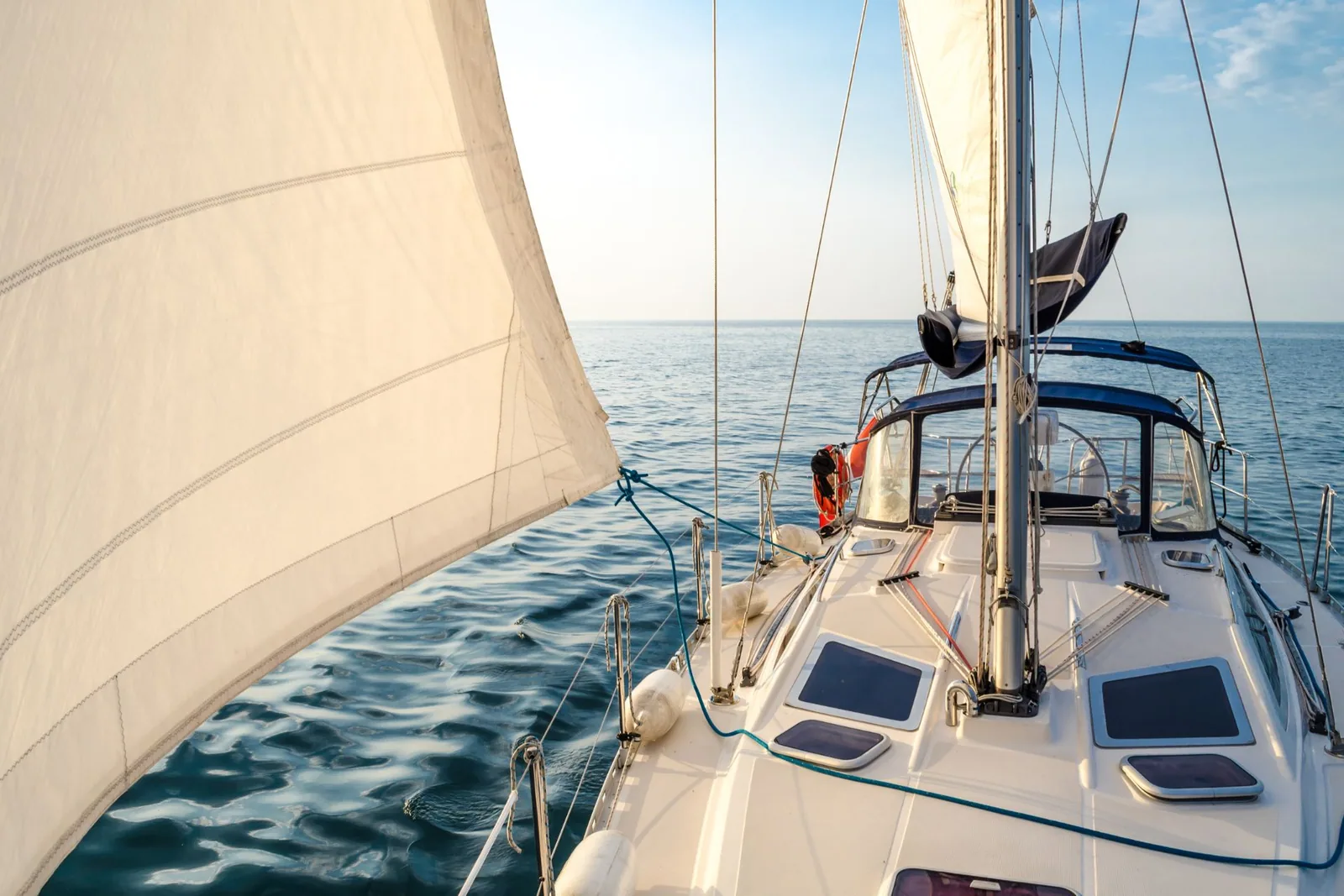 Mit dem Segelboot entlang der Küste
