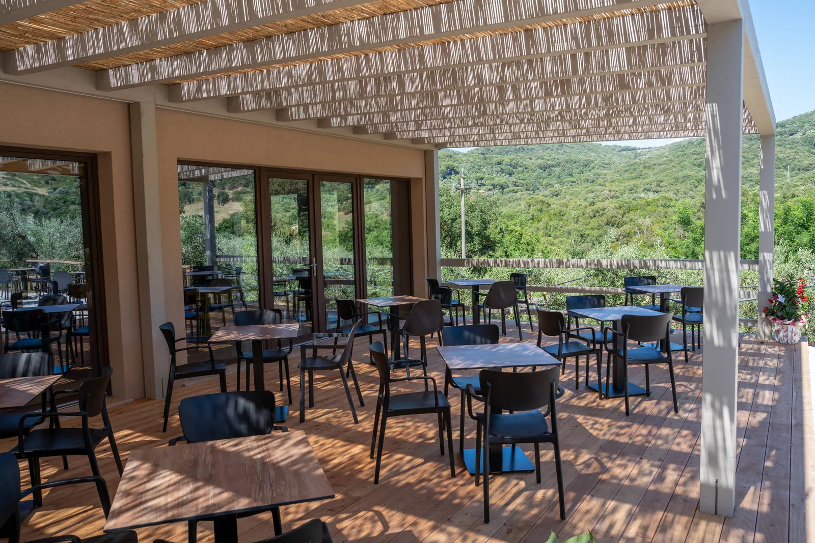 Die überdachte Terrasse mit Blick auf die Hügel