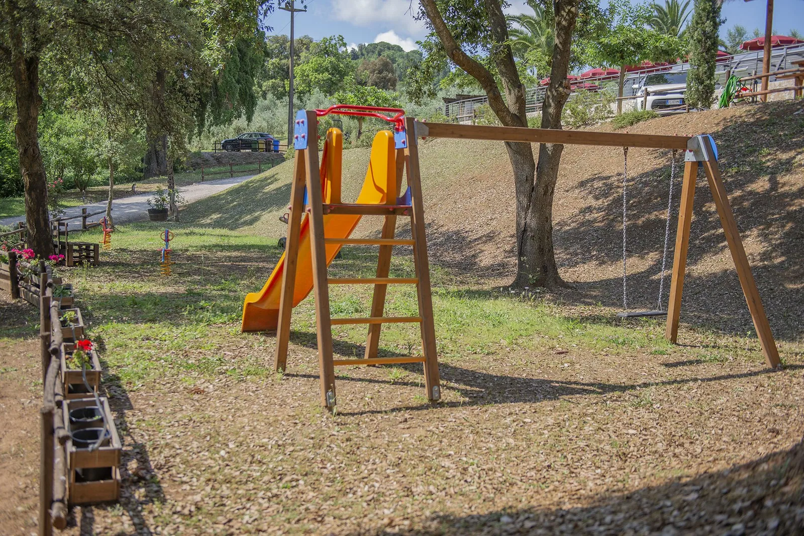 Der Spielplatz im Schatten der Steineichen