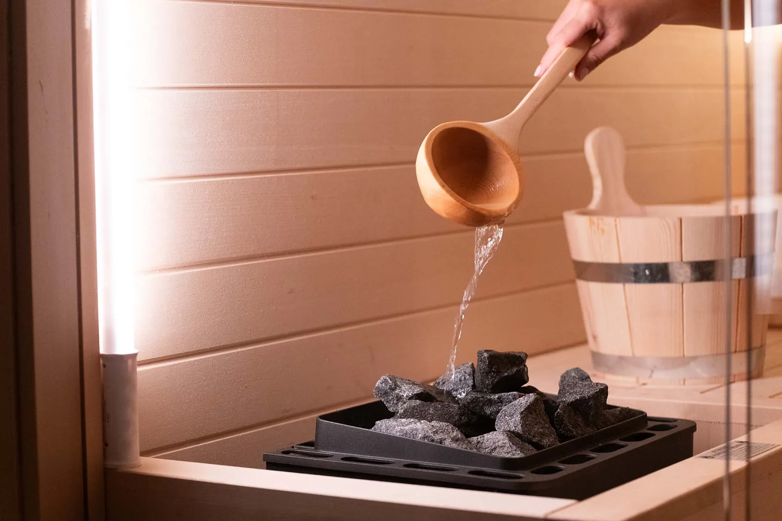 Wasser auf den Steinen der Sauna